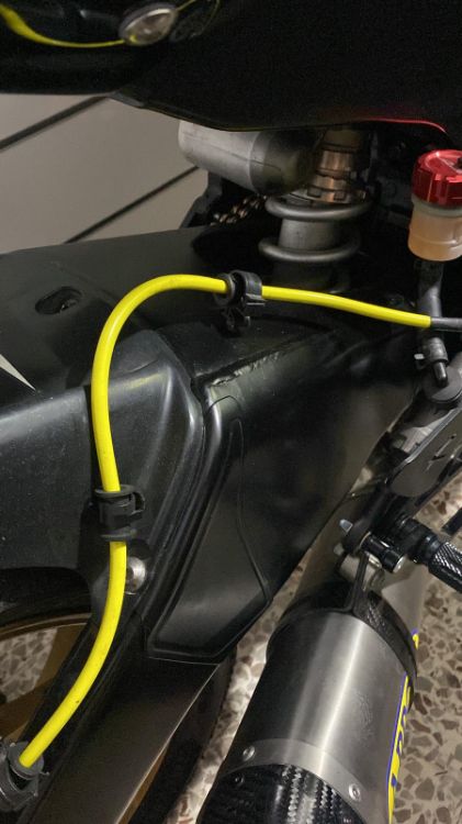 Immagine di KIT TUBI FRENO ANTERIORI DIRETTI NON ABS COLORE TUBO GIALLO RACCORDO INOX PER YAMAHA 600 YZF R6 DAL 2017 AL 2024